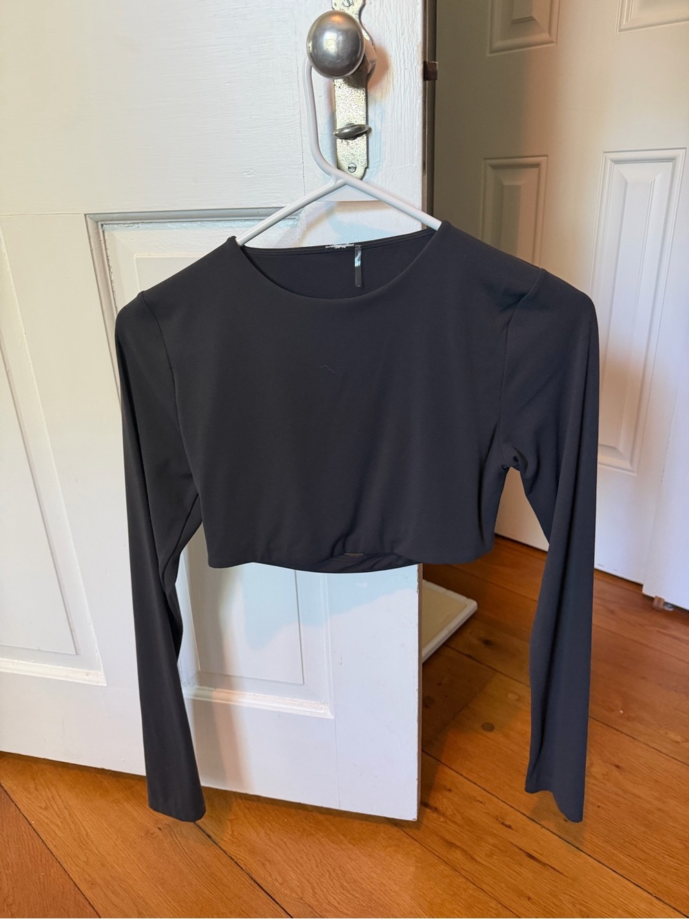 New Oner Long-Sleeve Open-Back Crop Top — OUT OF STOCK ONLINE in black - Picture 3 of 4